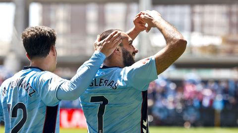 Borja Iglesias, celebrando su gol el domingo en Bala&iacute;dos, que sentenciaba ante el Elche.