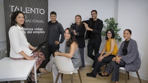 De izquierda a derecha: Uxía Calo, gallega; Alejandro Robles, venezolano; Daría Golub, ucraniana; Pablo Meza, argentino; Fernanda Palermo, uruguaya; Zurin Serraty, dominicana y Raquel Rodríguez, italiana.
