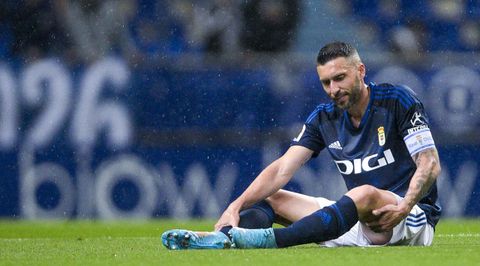 Borja Bast�n, tras caer lesionado en el Oviedo-Eibar