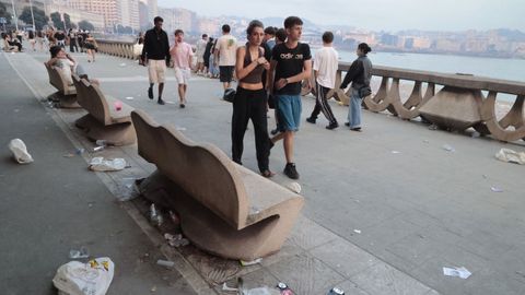 Las playas de Riazor y Orz�n amanecen llenas de basura tras la noche de San Xo�n