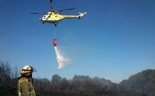 Un helic�ptero actuando ayer en el incendio de Arnego, en Rodeiro.