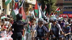 Banderas palestinas en la salida de la decimotercera etapa en Cabezn de la Sal. Termina en el mtico puerto asturiano de L'Angliru.