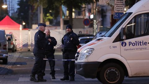 Polic�as en la escena del apu�alamiento mortal de un agente en Bruselas.