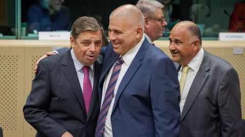 Planas con su hom�logo de Malta,�Anton Refalo, antes del inicio de la reuni�n de ministros de Agricultura