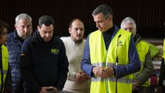 El presidente de la Junta de Andaluc�a, Juan Manuel Moreno, junto al presidente del Gobierno, Pedro S�nchez, este lunes, en Adamuz.  