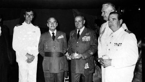 El capit�n general de Galicia, Manuel Fern�ndez Posse, y el general Luis Torres Rojas (2.� y 3.� por la izquierda), gobernador militar de A Coru�a, con otros militares.�Torres naci� en Melilla en 1919, pero fue, junto con Alfonso Armada, el principal golpista con base en Galicia. Enga�� a Fern�ndez Posse para ir a Madrid e intentar ponerse al frente de la divis�n acorazada Brunete.