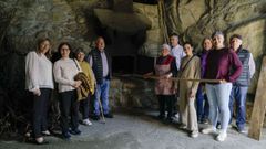 Los vecinos junto al horno recuperado,con Alicia agarrando la pala