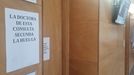 En algunos centros de salud (en la imagen, el de Los Rosales, en A Corula), los profesionales advierten de la huelga con carteles en la puerta de sus consultas