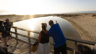 La salida de la laguna al mar est� taponada por la arena.