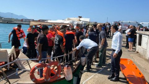 Supervivientes del naufragio del barco llegan al puerto de Girne, en el norte de Chipre
