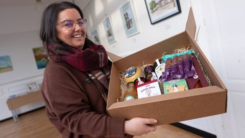 <span lang= gl >Unha traballadora municipal�amosa os produtos que leva�o agasallo de Nadal do Concello</span>