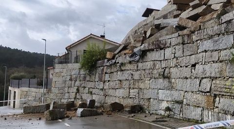 Numerosas piedras del muro cayeron sobre la calzada, sin causar da�os personales