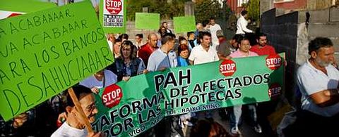 La Plataforma de Afectados por las Hipotecas de Vigo y su �rea detiene la demolici�n de una casa ilegal en Camos, en Nigr�n.