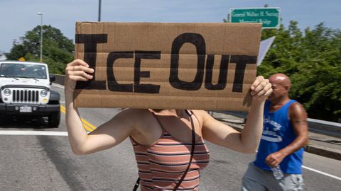 Una mujer sostiene un cartel contra el ICE en Biddelford, en una imagen del pasado 13 de julio.
