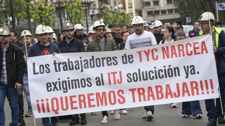 Los trabajadores de la empresa TYC Narcea se manifiestan para reclamar la reincorporaci�n a sus puestos de trabajo