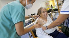 Vacunaci�n contra el covid-19 en la residencia Domus Vi de Ribeira