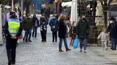 Imagen de archivo de un agente caminando por las calles de Boiro