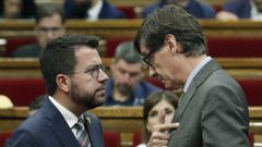 El l�der del PSC, Salvador Illa, a la derecha, conversa con el presidente de la Generalitat, Pere Aragon�s
