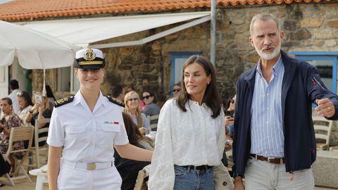 La Princesa Leonor y los Reyes Letizia y Felipe VI, en la terraza del restaurante de Carril (Vilagarc�a de Arousa)
