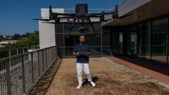 Rubn Gil, fundador de Vig Sec Drone, vuela un dispositivo en Porto do Molle (Nigrn).