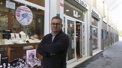Evaristo Fidalgo frente a su joyera, situada en uno de los locales adosados a la nave vaca.