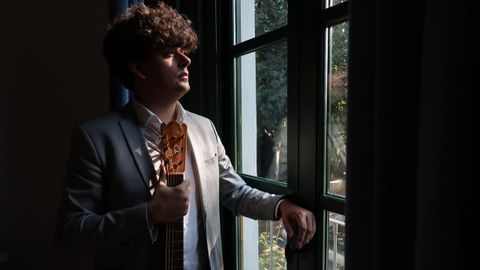 El compositor y guitarrista Samuel Diz, en la habitaci�n de Garc�a Lorca en la Huerta de San Vicente, con la guitarra del poeta