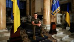 Zelenski, en las escaleras del complejo presidencial en Kiev.