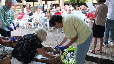 Momento de la recreaci�n del proceso tradicional de la salaz�n en O Grove.