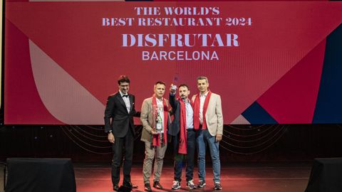 Los tres chefs de Disfrutar, Oriol Castro, Eduard Xatruch y Mateu Casañas; recogen el premio al mejor restaurante del mundo 2024