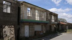 Casas de la aldea de Caridade, en el concello de Monterrei, arrasadas por el fuego en el 2025.