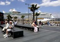 El barco amarr� ayer en el muelle de trasatl�nticos.