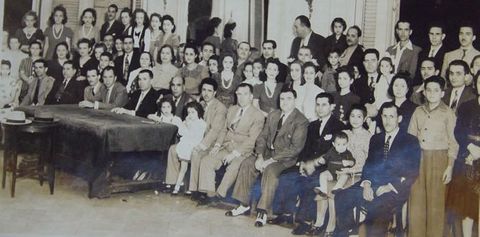 Miembros de la sociedad Hijos del Valle de Oro en La Habana, que defendi� la honra de O Valadouro.