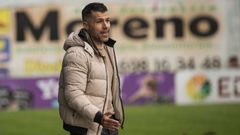 Jos Tizn, dando instrucciones desde la banda en un partido.