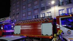 Los bomberos, durante el operativo por el conato de incendio en la calle Chantada