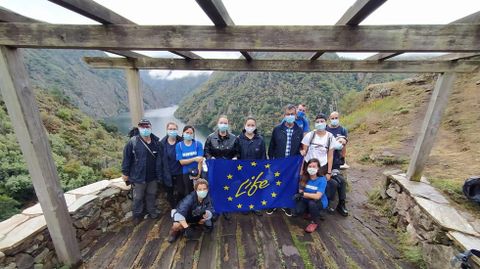 Los voluntarios, con la directora xeral y el alcalde de Sober, en el mirador de A Cividade