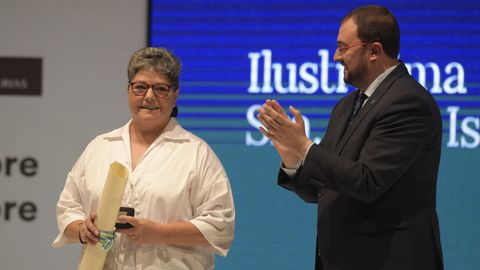  El presidente del Principado de Asturias, Adrin Barbn, entrega la Medalla de Asturias a la quesera Isaura Souza