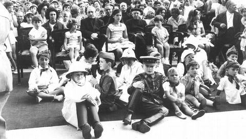 Con slo diez aos, Juan carlos nio tuvo que dejar su familia y trasladarse a Madrid, con el casi nico apoyo del general Franco. En la imagen, vestido de militar, participa en una fiesta infantil en la coruesa plaza de Mara Pita, junto a los nietos del general Franco.