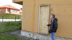 Los vecinos de Ciudad Jard�n tapiaron una de las ventanas por las que okupas entraron en un chal� de la urbanizaci�n