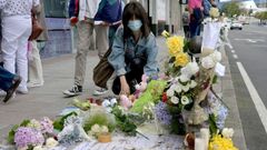 Flores y mensajes en el lugar donde recibi� la paliza el joven