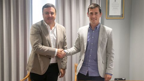 El presidente de la Deputaci&oacute;n da Coru&ntilde;a, Valent&iacute;n Gonz&aacute;lez Formoso, con el alcalde de Fisterra, Luis Insua