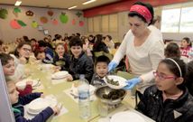 En el CEIP Lois Tob�o de Viveiro sirven unos ochenta men�s cada d�a, ayer tocaron espinacas. 