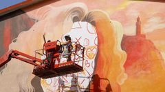 La artista Mandioh deja su huella en el festival de arte urbano fen�s.