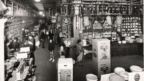 Foto hist�rica de la tienda de Torres y Saez de Linares Rivas.