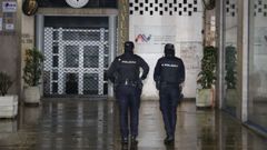La polic�a delante del edificio en el que tuvo lugar el crimen el d�a en el que se produjo el hallazgo del cuerpo