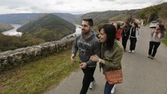 Un grupo de turistas frente al meandro del Cabo do Mundo en el Mi�o, en el municipio de O Savi�ao