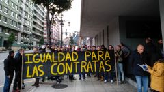 Concentracin de los trabajadores de las subcontratas ante las oficinas de Hunosa