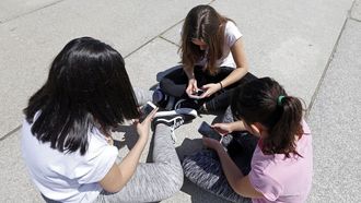 Adolescentes mirando el m�vil