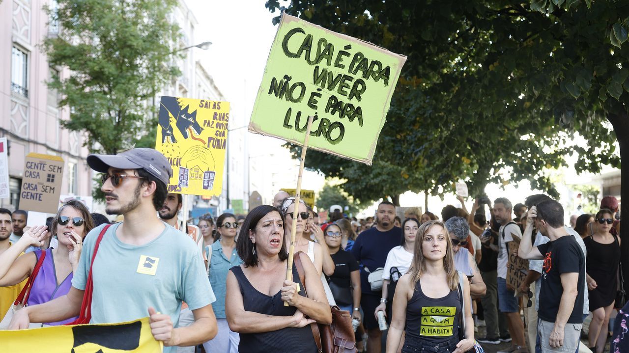 Miles de portugueses salen a las calles por la crisis de vivienda y la ...