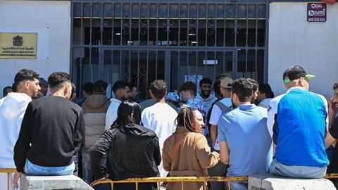 Un grupo de emigrantes que intentan su regularizaci�n