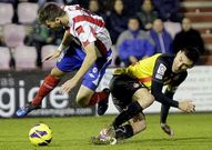 Tonetto, recibiendo una entrada de un jugador del Girona.